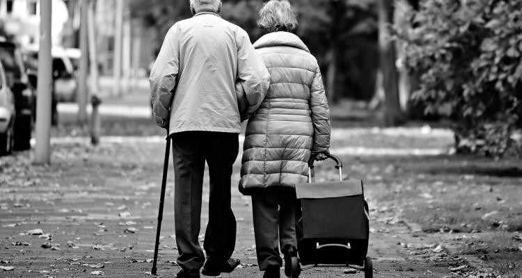 Hiába a pénzeső a nyugdíjasoknak: szétszakad az idős társadalom